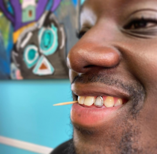 Grillz_tandsmycken_window_frame_silver